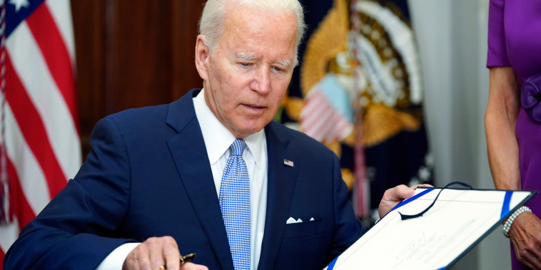El presidente, Joe Biden, firma la ley de control de armas en la Casa Blanca, el sábado 25 de junio de 2022.