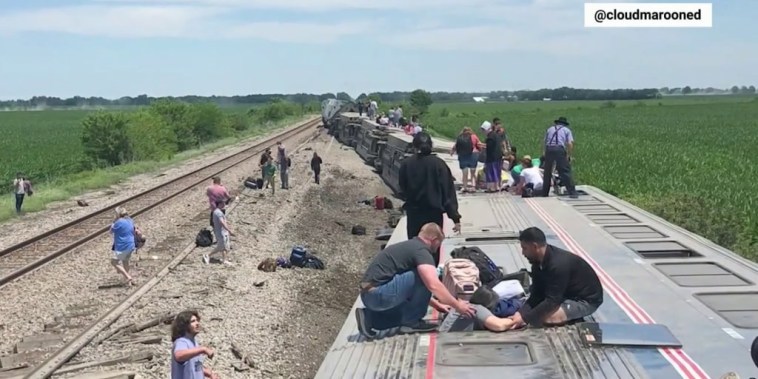 Momento en que los pasajeros salen del tren de Amtrak que descarriló con 243 pasajeros a bordo en Missouri.