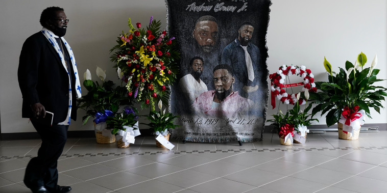 Las flores antes del funeral de Andrew Brown Jr., el lunes 3 de mayo de 2021 en la iglesia Fountain of Life en Elizabeth City, Carolina del Norte.