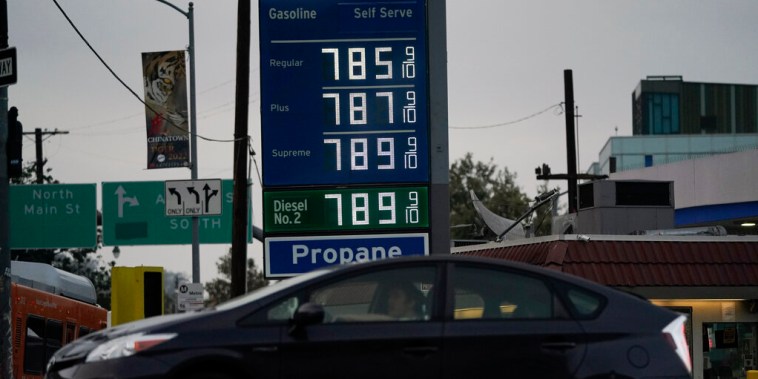 Un cartel con los precios de la gasolina en Los Ángeles, California, el 16 de junio de 2022.