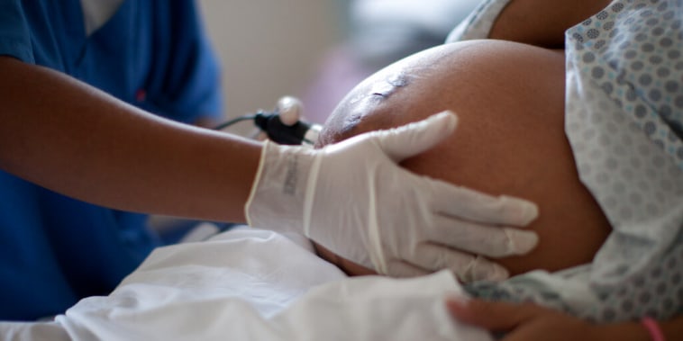 Una mujer embarazada durante una revisión antes de dar a luz.