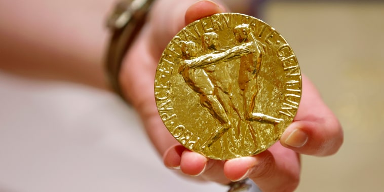 La medalla de oro de 23 quilates del periodista ruso Dmitry Muratov del Premio Nobel de la Paz 2021 antes de ser subastada en el Times Center, el lunes 20 de junio de 2022, en Nueva York.