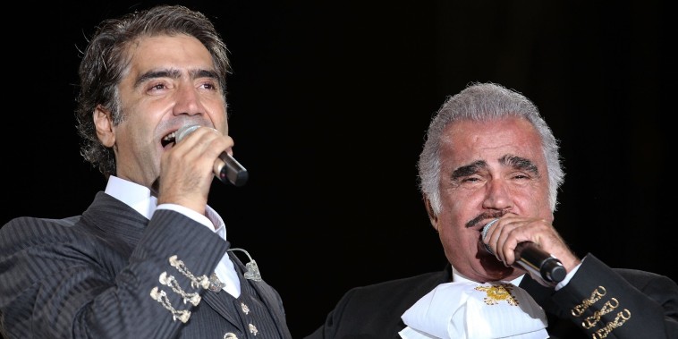Alejandro Fernández y Vicente Fernández realizan un dúo durante Jalisco en Vivo 2009 en Glorieta de la Minerva el 27 de junio de 2009 en Guadalajara, México.