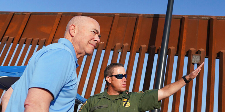 El secretario de Seguridad Nacional, Alejandro Mayorkas, a la izquierda, escucha al agente adjunto a cargo de la Patrulla Fronteriza, Anthony Crane, mientras recorre la sección del muro fronterizo el martes 17 de mayo de 2022, en Hidalgo, Texas.