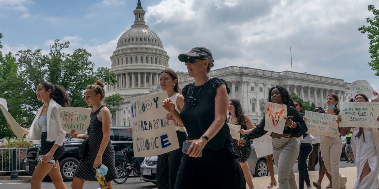Un grupo de mujeres a favor del derecho al aborto marcharon este viernes en Washington, D.C., luego de que la Corte Suprema anuló el derecho constitucional del aborto en Estados Unidos.