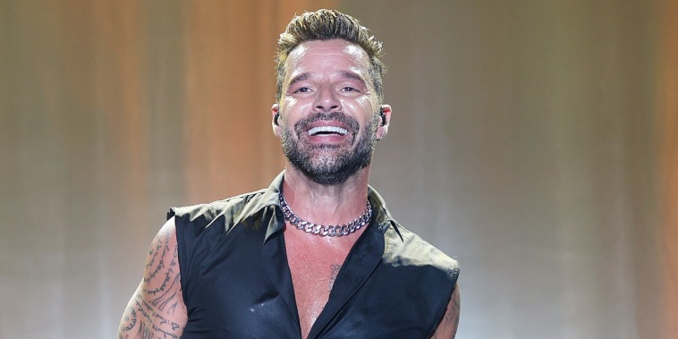 Ricky Martin se presenta en vivo durante la Gala amfAR de Cannes 2022 en Francia.