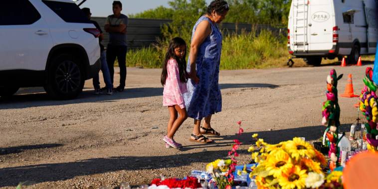 Altar a los migrantes que murieron asfixiados dentro de la caja de un tráiler en El Encinal, Texas, el 30 de junio de 2022.