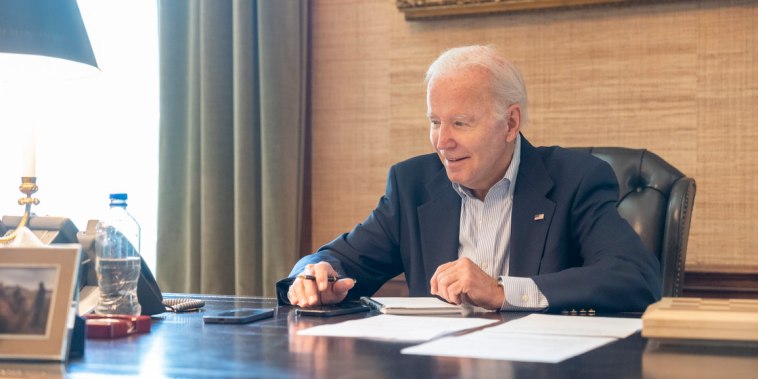 El presidente, Joe Biden, en su mesa de trabajo tras anunciar que se contagió de COVID-19.