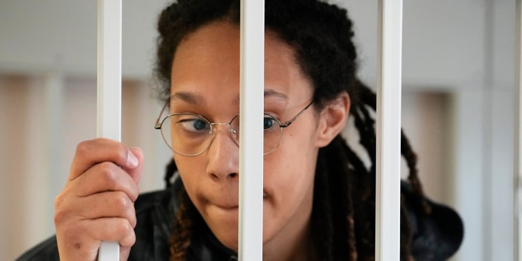 La estrella de la WNBA y dos veces medallista de oro olímpica Brittney Griner se encuentra en una jaula en una sala del tribunal antes de una audiencia, en Khimki a las afueras de Moscú, Rusia, el martes 26 de julio de 2022.