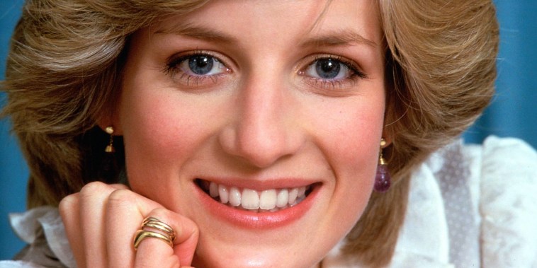 La princesa Diana sonriendo durante una sesión de fotos en el palacio de Kensington
