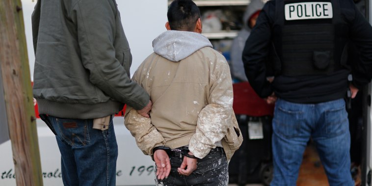 Dos agentes detienen a un inmigrante indocumentado en Charlotte, Carolina del Norte, e 8 de enero de 2020.