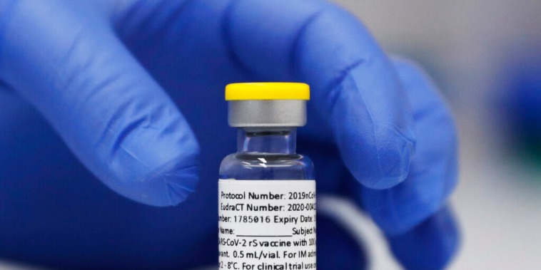 Un frasco con el fármaco de la vacuna contra el COVID-19 de Novavax