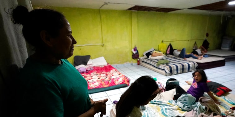 La solicitante de asilo hondureña Iracema Figueroa, izquierda, mira a sus hijas jugar en un albergue para migrantes en Tijuana, México, en mayo de 2022.