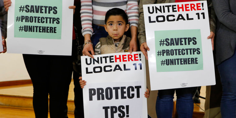 Inmigrantes salvadoreños piden que se proteja su Estatus de Protección Temporal (TPS, en inglés), en enero de 2018.
