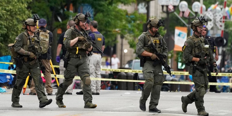 Elementos de seguridad buscan a un sospechoso tras un tiroteo masivo en el desfile del 4 de Julio, el lunes 4 de julio de 2022, en Highland Park, Illinois, un suburbio de Chicago.
