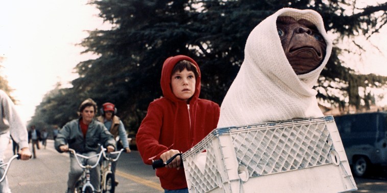 PM8NT1 Studio Publicity Still from E.T. the Extra-Terrestrial Henry Thomas © 1982 Universal  All Rights Reserved   File Reference # 31710248THA  For Editorial Use Only