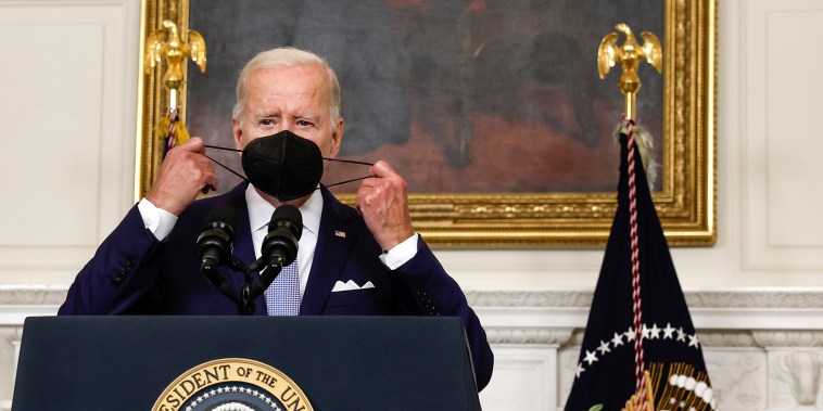 El presidente Joe Biden se quita la máscara mientras pronuncia comentarios sobre la Ley de Reducción de la Inflación de 2022 en la Casa Blanca el 28 de julio de 2022 en Washington, DC.