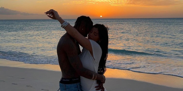 Kylie Jenner y Travis Scott comparten tiernos momentos en sus perfiles de Instagram.