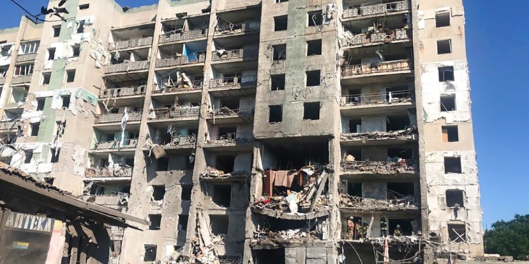 Un edificio residencial dañado en Odesa, Ucrania, a primera hora del viernes 1 de julio de 2022, tras los ataques con misiles rusos.