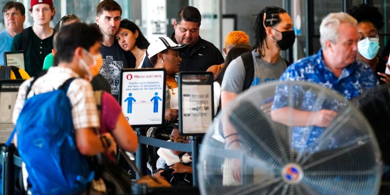 Viajeros esperan en una fila en el Aeropuerto Internacional de Philadelphia, el viernes 1 de julio de 2022.