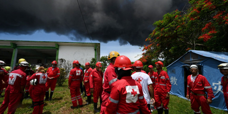 Bomberos combaten el incendio de un depósito de combustible en Matanzas, Cuba, el 6 de agosto de 2022.