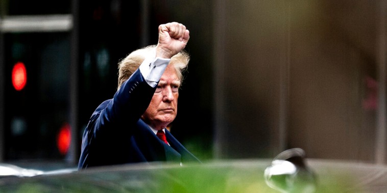 El expresidente Donald Trump al salir de la Torre Trump, el miércoles 10 de agosto de 2022.