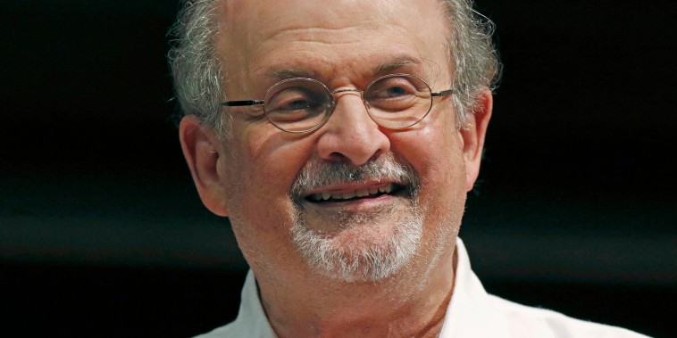 El autor Salman Rushdie durante la Feria del Libro de Mississippi en Jackson, Mississippi, el 18 de agosto de 2018.
