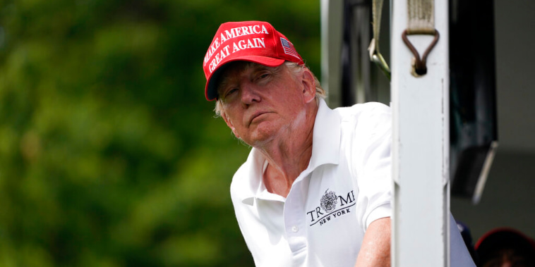 El expresidente Donald Trump durante un torneo de golf en Bedminster, Nueva Jersey