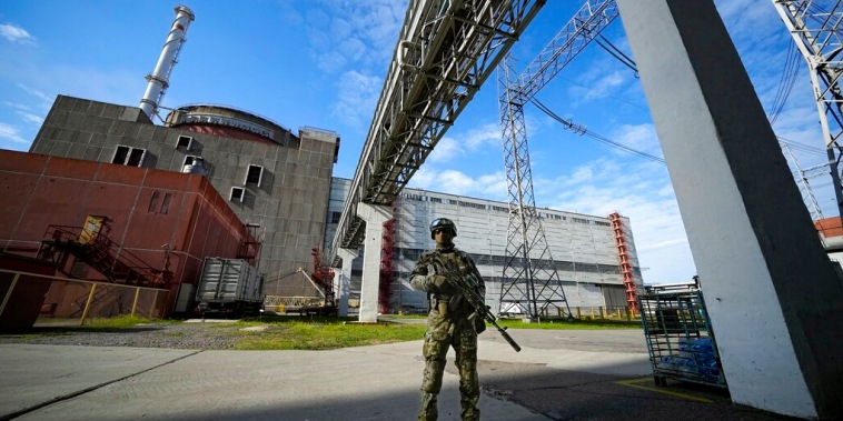 Un soldado ruso hace guardia afuera de la planta nuclear de Zaporizhzhia, Ucrania