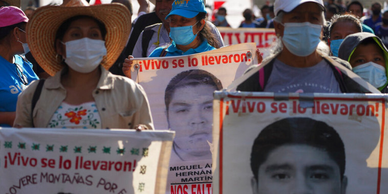 Marcha de los familiares de los 43 estudiantes desaparecidos del caso Ayotzinapa en Ciudad de México, el 26 de marzo de 2022.