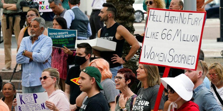 Manifestantes se manifiestan en apoyo del derecho al aborto frente al Ayuntamiento de Orlando, el martes 3 de mayo de 2022, en Orlando, Florida.