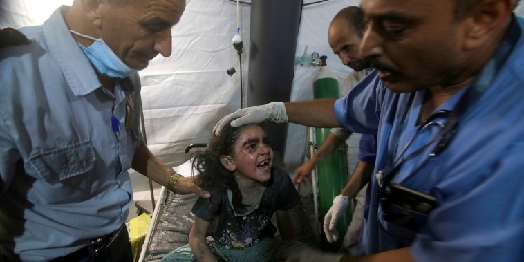 Médicos del hospital de Najar atienden a una niña herida tras un ataque aéreo israelí sobre el edificio donde vivía su familia, el sábado 6 de agosto de 2022, en Rafah, en el sur de la Franja de Gaza.