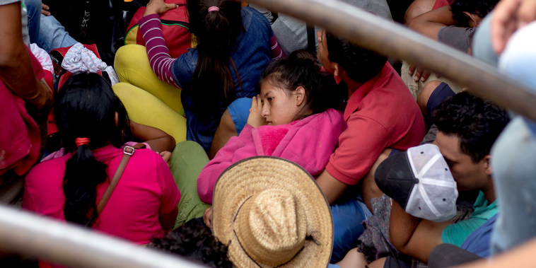 Puebla ha estado por años en la ruta de los migrantes hacia EE.UU. En esta imagen, un grupo numerosos de familias, en su mayoría hondureñas, viajan amontonadas en la parte de atrás de un camión hacia la ciudad mexicana.