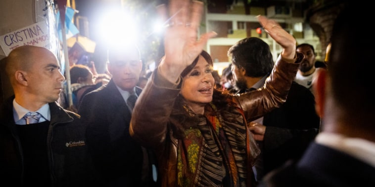 La vicepresidenta de Argentina, Cristina Fernández, saluda a los simpatizantes que la esperaban en su casa del barrio de Recoleta tras inaugurar una sesión en el Congreso Nacional el 01 de septiembre de 2022 en Buenos Aires, Argentina.