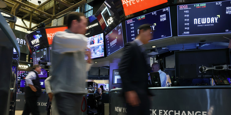La gente camina por el piso de la Bolsa de Valores de Nueva York (NYSE) el 23 de septiembre de 2022 en la ciudad de Nueva York. El Promedio Industrial Dow Jones ha caído más de 400 puntos a medida que aumentan los temores de recesión.