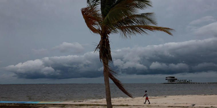 Nubarrones del huracán Ian comienzan a aparecer sobre el cielo de St. Petersburg, Florida, el 27 de septiembre de 2022.