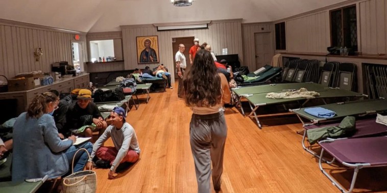 Un refugio con 50 camas se instaló rápidamente para los inmigrantes indocumentados enviados a Martha's Vineyard el miércoles