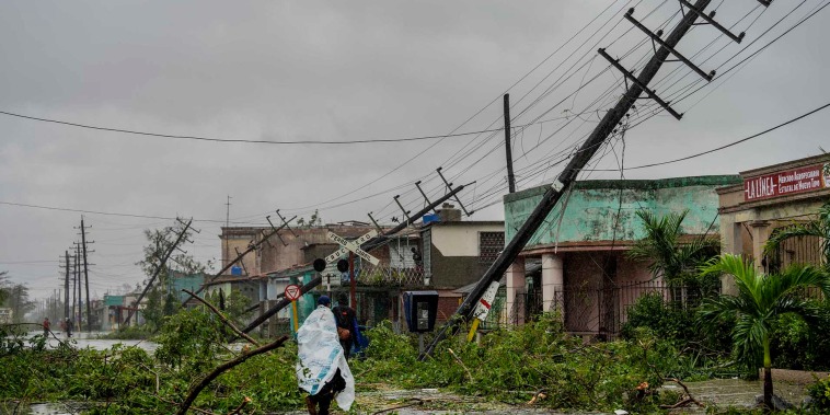 Postes de servicios públicos y ramas caídas en una calle de Pinar del Río, Cuba, después de que el huracán Ian golpeara esa provincia occidental en la madrugada del martes 27 de septiembre de 2022.