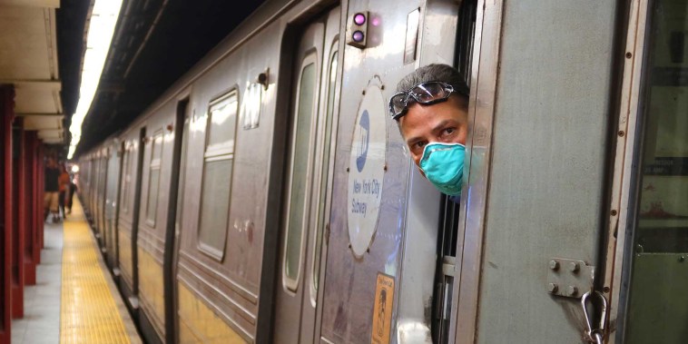 Un empleado conduce el metro de Nueva York.