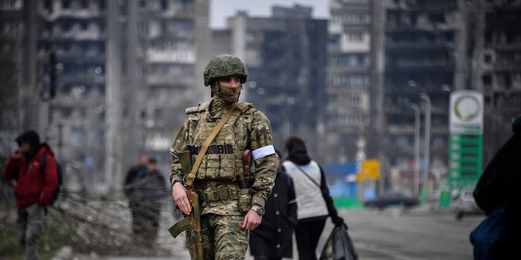 Un soldado ruso patrulla en una calle de Mariupol el 12 de abril de 2022.