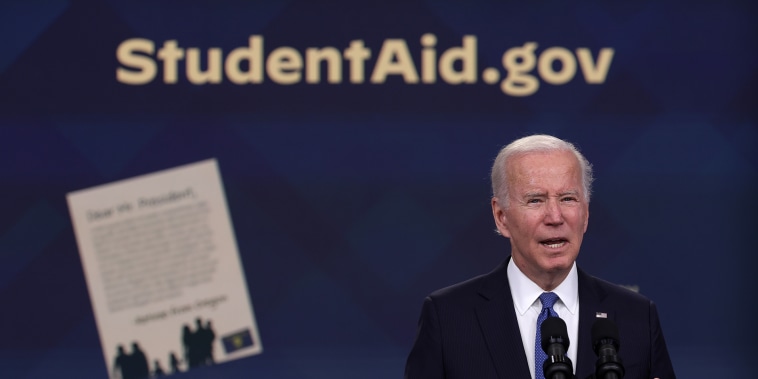 El presidente Joe Biden habla sobre el plan de alivio de la deuda estudiantil en el Auditorio de la Corte Sur en el Edificio de la Oficina Ejecutiva Eisenhower el 17 de octubre de 2022 en Washington, DC.