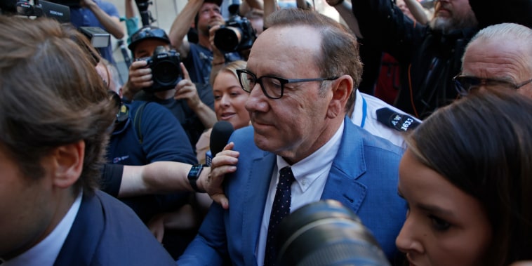 El actor Kevin Spacey llega al tribunal de magistrados de Westminster en Londres, el jueves 16 de junio de 2022.