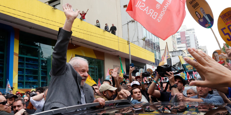 El expresidente de Brasil y actual candidato a la presidencia, Luiz Inácio Lula da Silva, saluda a sus simpatizantes durante un recorrido por las calles previo a las elecciones de este domingo, en Sao Paulo, Brasil, el sábado 1 de octubre de 2022.