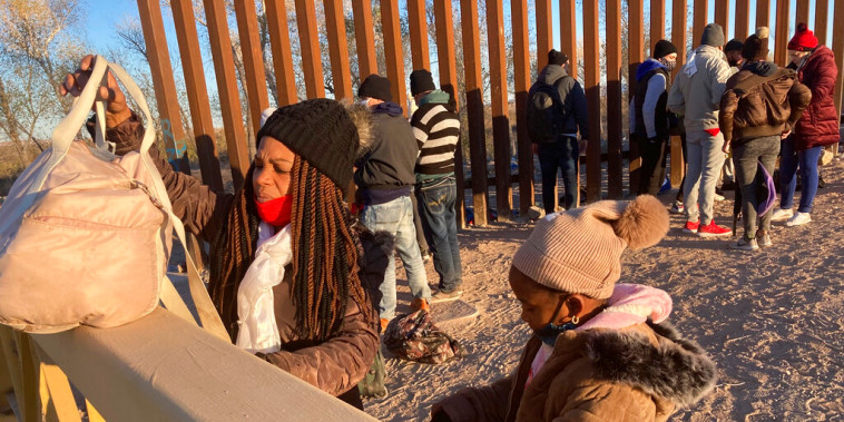 Una migrante cubana y su hija tras cruzar la frontera en Yuma, Arizona, el 6 de febrero de 2022.