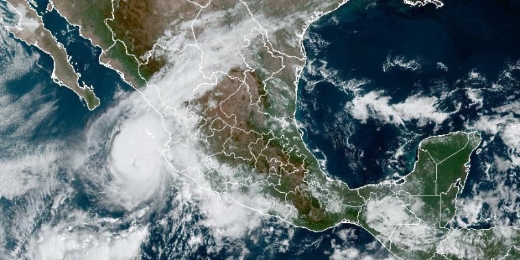 Esta imagen de satélite tomada el 2 de octubre por la mañana muestra la tormenta tropical Orlene frente a las costas mexicanas.