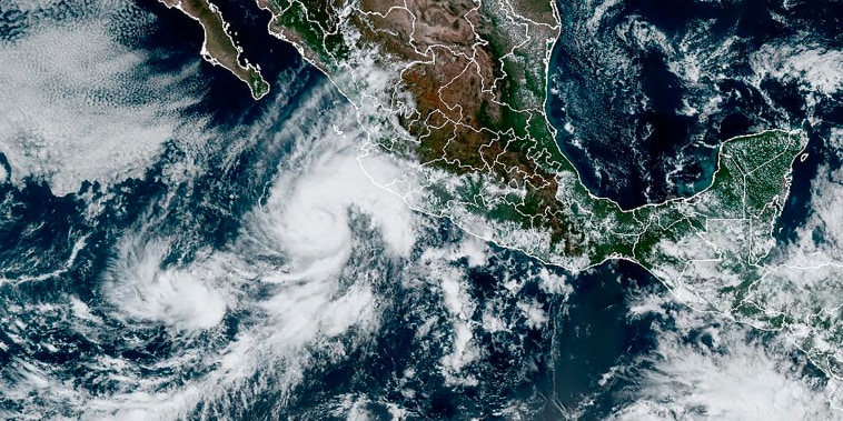 Esta imagen satelital del sábado 1 de octubre de 2022, proporcionada por la Oficina Nacional de Administración Oceánica y Atmosférica (NOAA, por sus siglas en inglés), muestra a la tormenta tropical Orlene frente a las costas del sur de México.