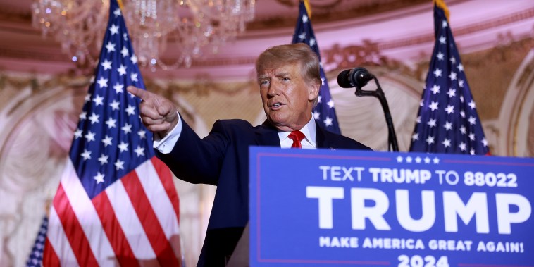 El expresidente de los Estados Unidos, Donald Trump, habla durante un evento en su casa de Mar-a-Lago el 15 de noviembre de 2022 en Palm Beach, Florida.