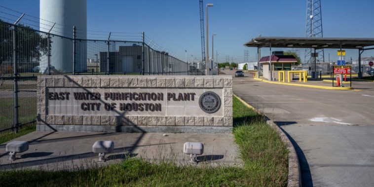 Entrada a la planta de purificación de agua que dejó sin agua potable a la ciudad de Houston, Texas.