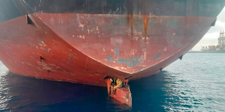Tres hombres son fotografiados en el timón de un petrolero anclado en un puerto de las Islas Canarias, España, en una imagen difundida el 29 de noviembre de 2022.