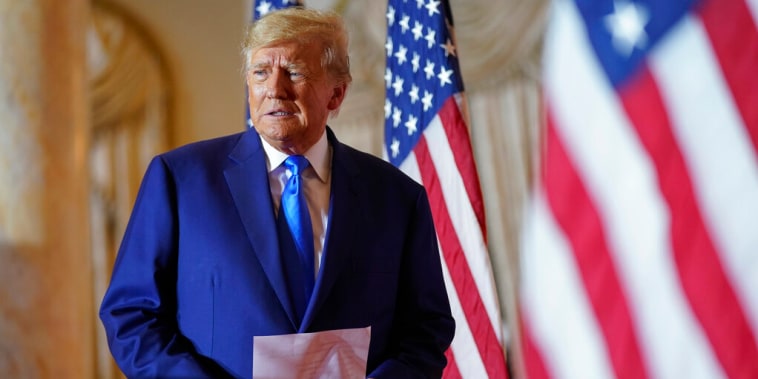 El expresidente Donald Trump llega a su mansión de Mar-a-Lago, en Florida, el día de las elecciones de medio término celebradas el 8 de noviembre de 2022.